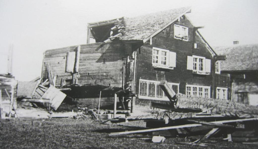 Ein Bild des Schreckens: Zahlreiche Häuser wie hier in Grub wurden am 5. Januar 1919 abgedeckt, und teilweise kam es auch zur totalen Zerstörung.