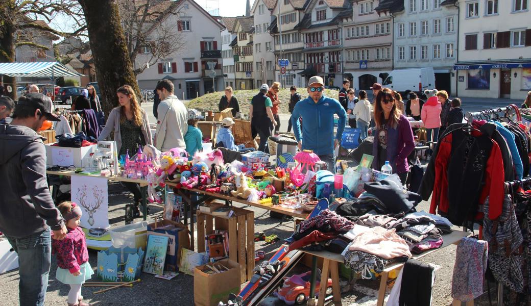 Schöne Häuserkulisse, Bäume zwischen den Ständen, bestes Wetter und ein grosses Angebot: So wünscht man sich den Flohmarkt.