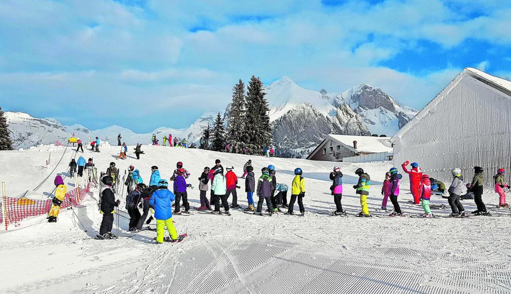 Weniger Skilager-Muffel: Die Freude am Lagerleben und dem Skifahren steigt wieder. Das Bild zeigt eine Schülergruppe in Wildhaus Anfang Januar 2019.