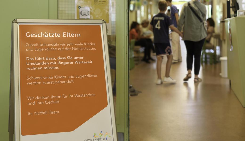 Andrang auf der Notfallstation am Ostschweizer Kinderspital: Eltern und Kinder werden auf Wartezeiten hingewiesen. 