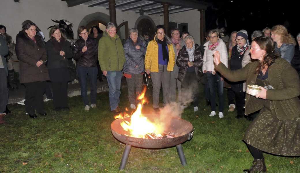Sporen fürs Feuer, Mehl für den Wind: Die Allgäuer Kräuterfrau Bärbel Bentele feierte mit den Rheintalerinnen die Raunacht im Burghof.