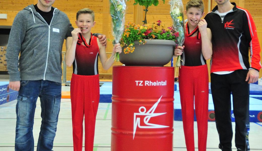 Die Medaillengewinner Jan und Noah Steger mit den Trainern Manuel Kast (l.) und Cornel Ungureanu.