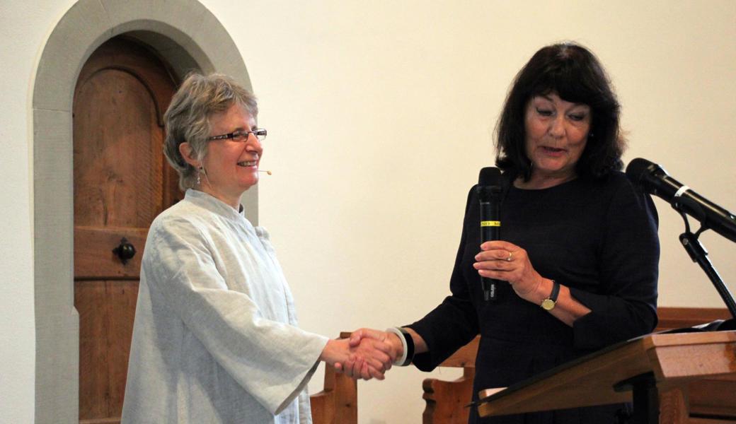 Feierlich wird Pfarrerin Annette Spitzenberg (links) von Kirchenrätin Iris Bruderer ins Amt eingesetzt.