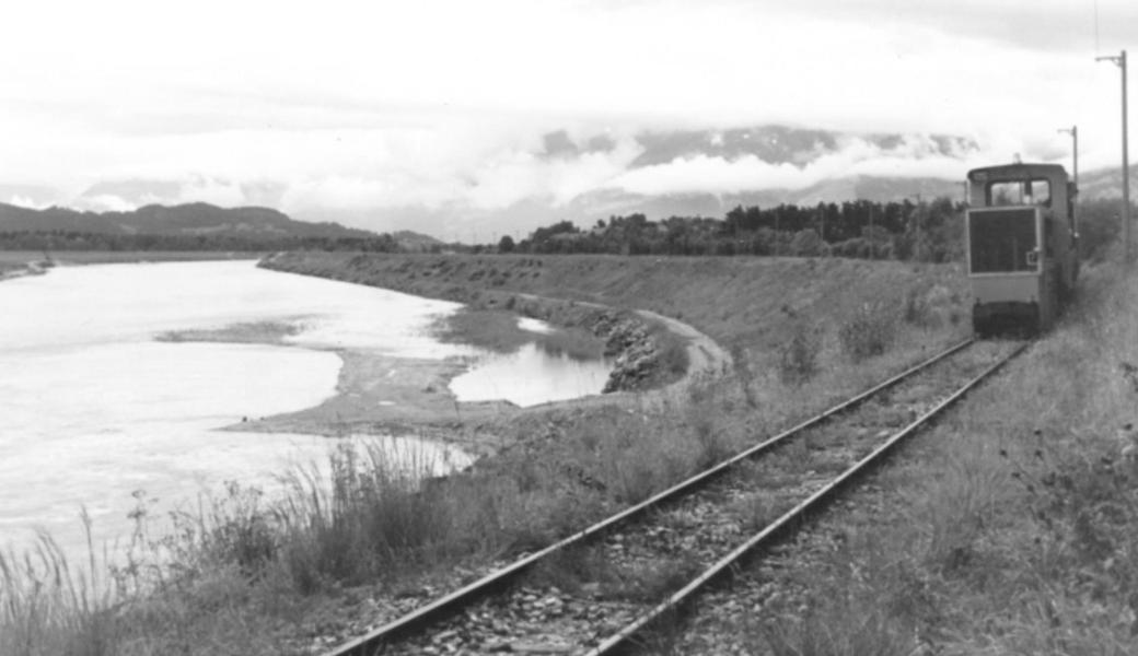 Diesellok «Gonzen», ein Umbau aus einer Gonzen-Stollenlok, auf dem Netz der Dienstbahn bei Lienz um 1970. 