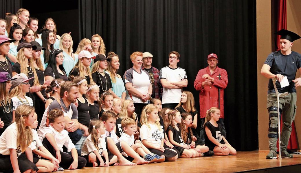 Die KTV-Turner und Präsident Patrick Dietsche (rechts) erhielten viel Applaus für die gelungenen Unterhaltungsabende. 