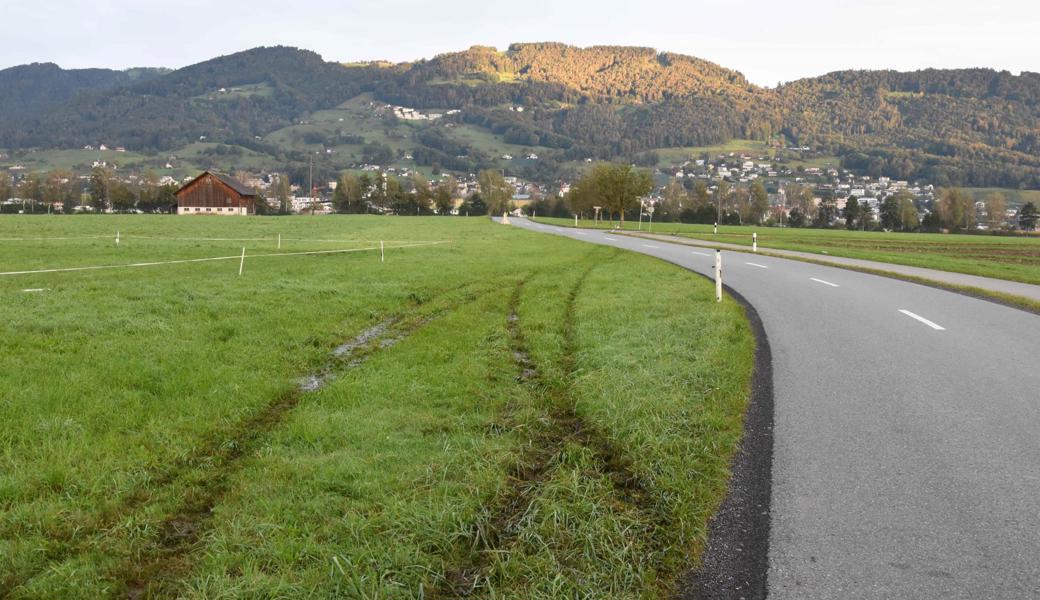 Der oder die Unbekannte verursachte etwa 6000 Franken Sachschaden.