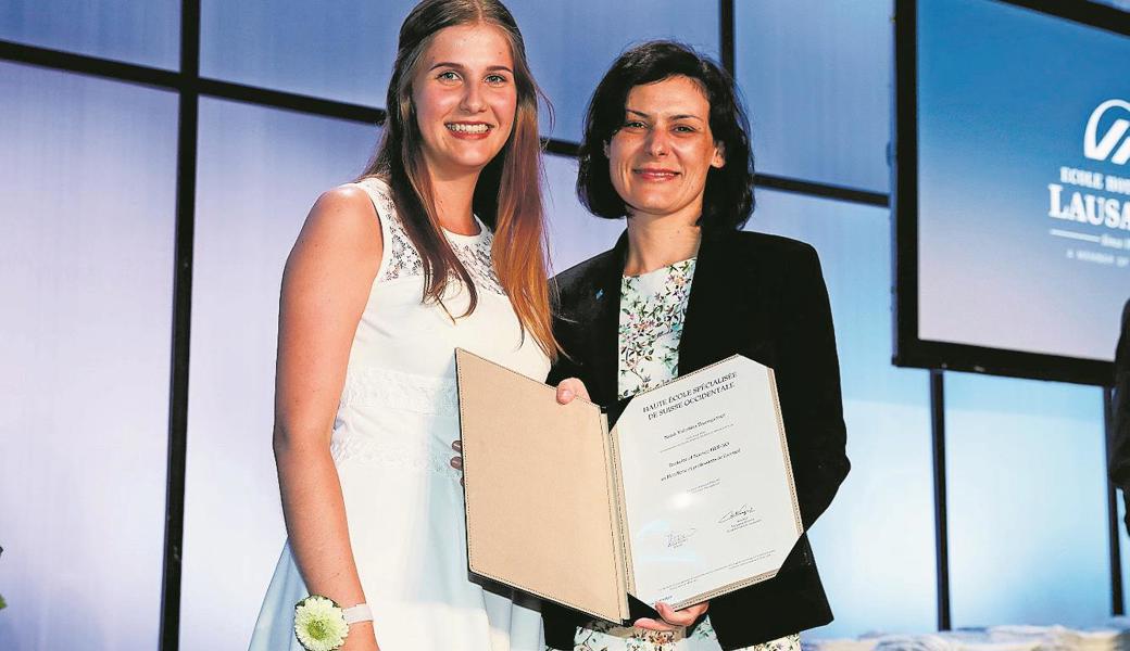Inès Blal, Managing Director Ecole Hôtelière de Lausanne, überreicht Sarah Baumgartner (links) ihr Diplom.