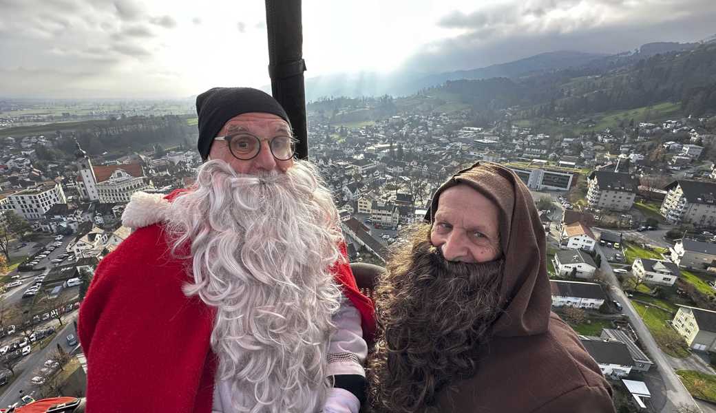 Klaus und Schmutzli fuhren im Heissluftballon über den Markt und das Städtli