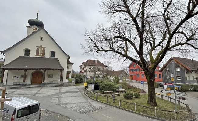Atmosphäre und Begegnung fördern: Dorfplatz und Pärkli erhalten ein neues Gesicht