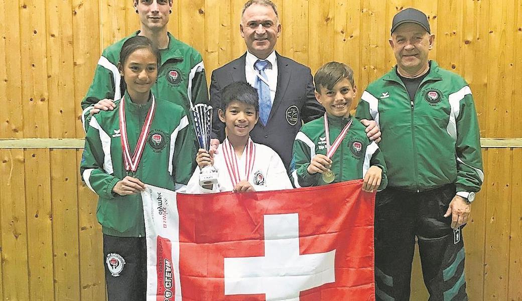 In Dornbirn erfolgreich (von links): Deinna Vasquez, Thomas Künzler (Coach), Raphael Vasquez, Dojoleiter und Kampfrichter Mislim Imeroski, Elija Sieber und Ewald Deissel (Coach).