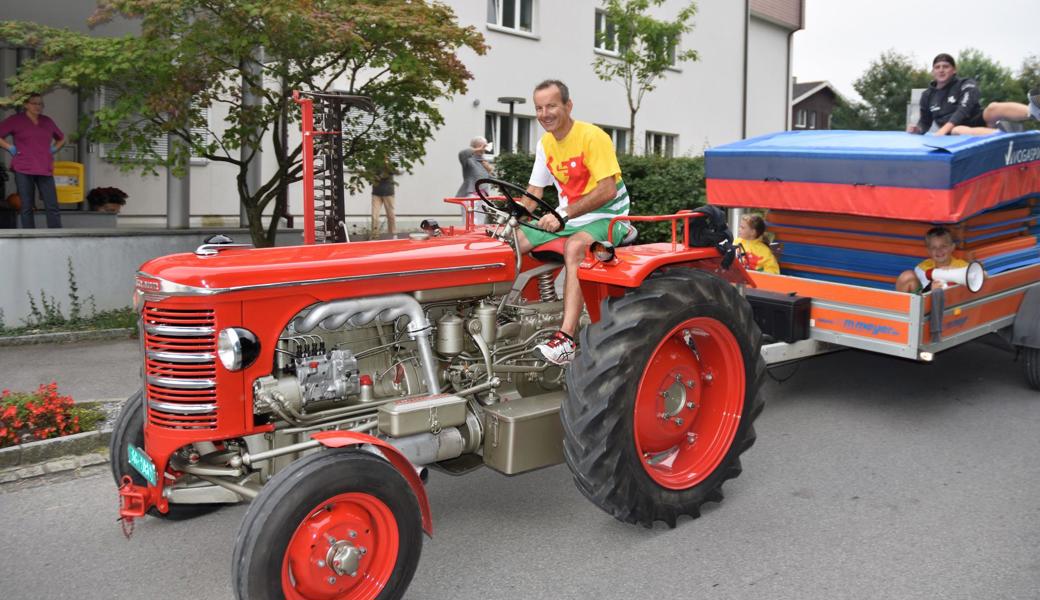 Riegenleiter Urs Lüchinger transportierte die Matten mit seinem Traktor.