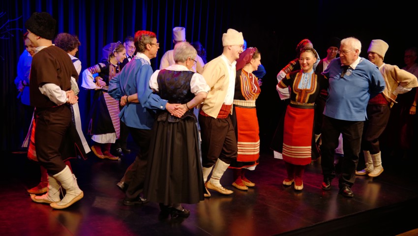 Stellvertretend für alle Auftretenden die beiden Volkstanzgruppe, die beim Adventskalender ein harmonisches Bild auf der Bühne abgaben.