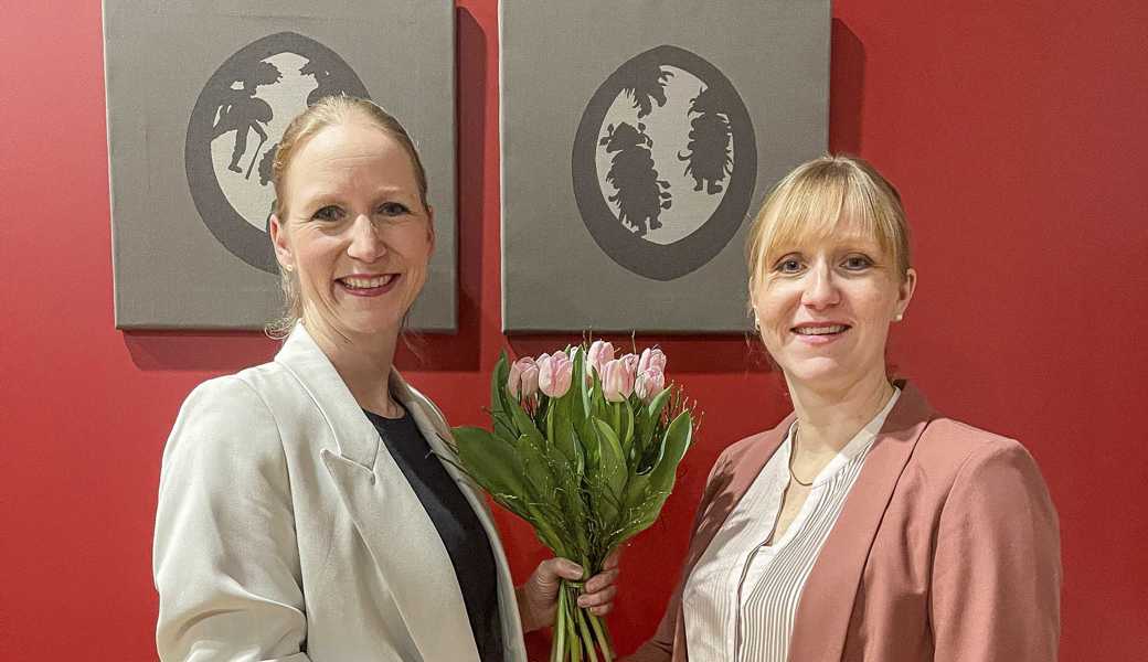Jasmin Niederer (links) übergibt der neuen Präsidentin Yvonne Martella das Amt.  