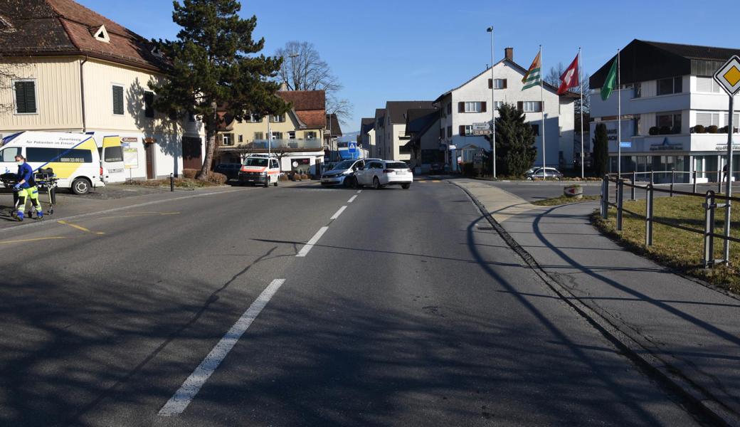 Die beiden Unfallautos auf der Hauptstrasse.