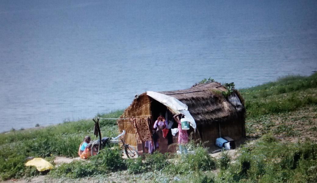 Eine bettelarme Familie mit fünf Kindern lebt in dieser Strohhütte am Ganges.