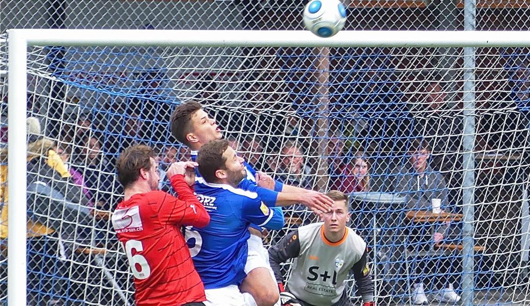 Innenverteidiger Valentin Aggeler (vorne, Nr. 5) und Goalie Julian Schatzmann stehen Widnau wieder zur Verfügung.