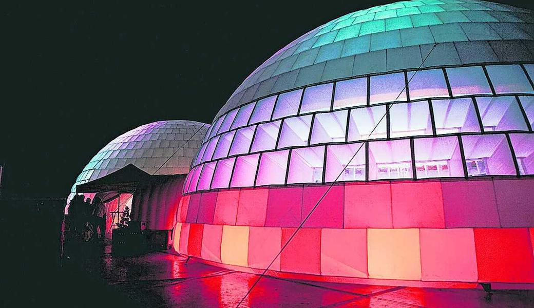 Dieses Gebilde – der RLC-Dome – wird auf dem Kugelwisparkplatz aufgebaut. Unter anderem gibt es hier eine Schlagernacht. 