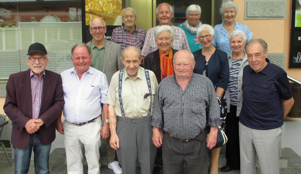 Eine aufgestellte Schar ehemaliger Walzenhauser Schülerinnen und Schüler formierte sich dieser Tage zum obligaten Klassenfoto.