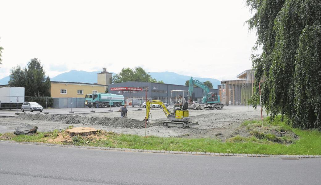 Baubeginn zum Walbusch-Neubau am Parkweg auf dem Viscoseareal war am Montag. Im Hintergrund ist die freie Tankstelle. 
