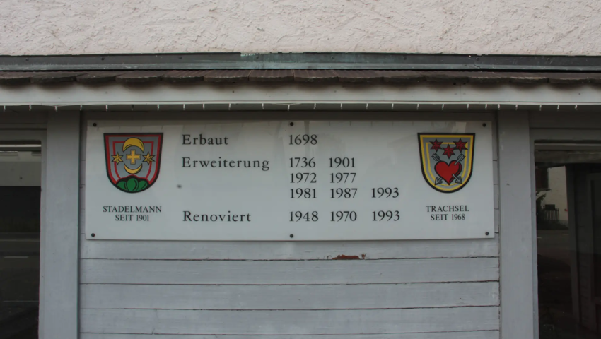 Eine Tafel an der Fassade weist auf die lange Geschichte des ehemaligen Gasthauses hin.