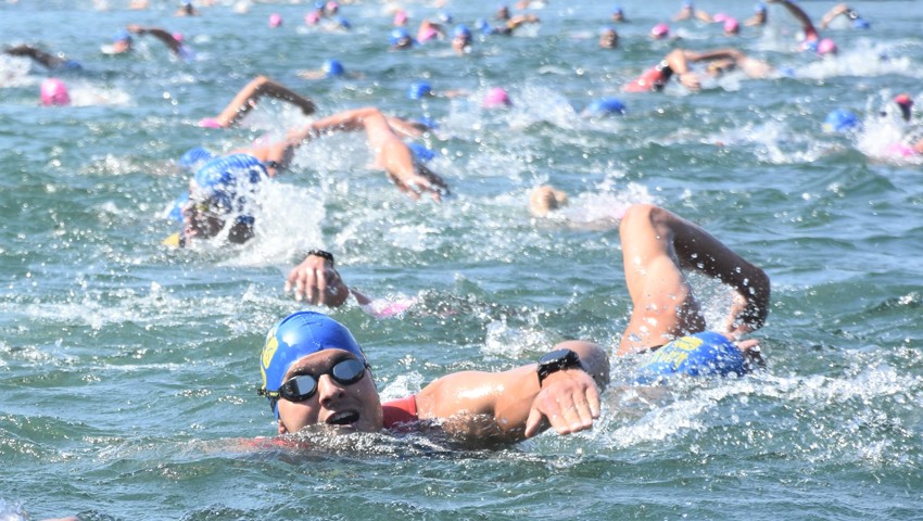 Auch in diesem Jahr beginnt der Rhyathlon wieder mit dem Schwimm-Massenstart im Baggersee.