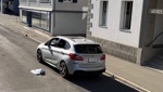 Unfall vor dem Gemeindehaus: Seniorin wird verletzt