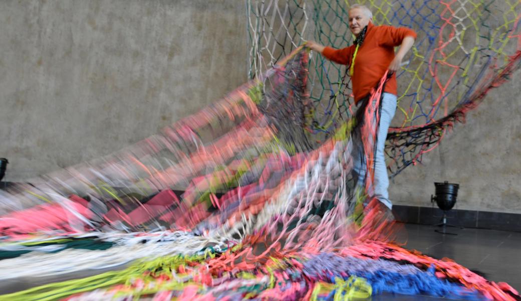 Vera Staub arbeitet als Künstlerin vor allem mit textilen Stoffen, die sie oft zu einer Art Netz verknüpft. Damit führt sie in Kirchen Performances durch, in die sie oft auch die Aussenfassaden der Kirchen einbezieht.