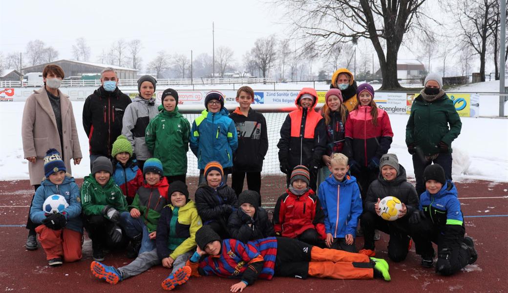 Zwanzig Kinder freuten sich zusammen mit Müttern, Gemeindepräsidentin Silvia Troxler sowie Stefan Zünd, Leiter Sportanlagen, bei der Übergabe über die neuen Fussballtore. Die Schülerinnen und Schüler nahmen diese sofort in Beschlag. 