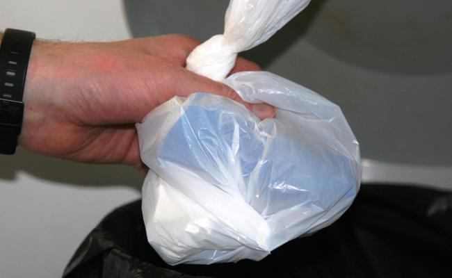 Das Taschentuch gehört jetzt in ein Plastiksäckli