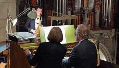 Auftakt mit Orgel und Saxofon
