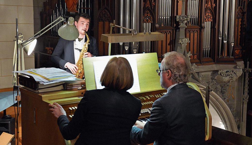 Bernhard Loss an der Orgel und Saxofonist Lukas Simma gestalteten den Abend.