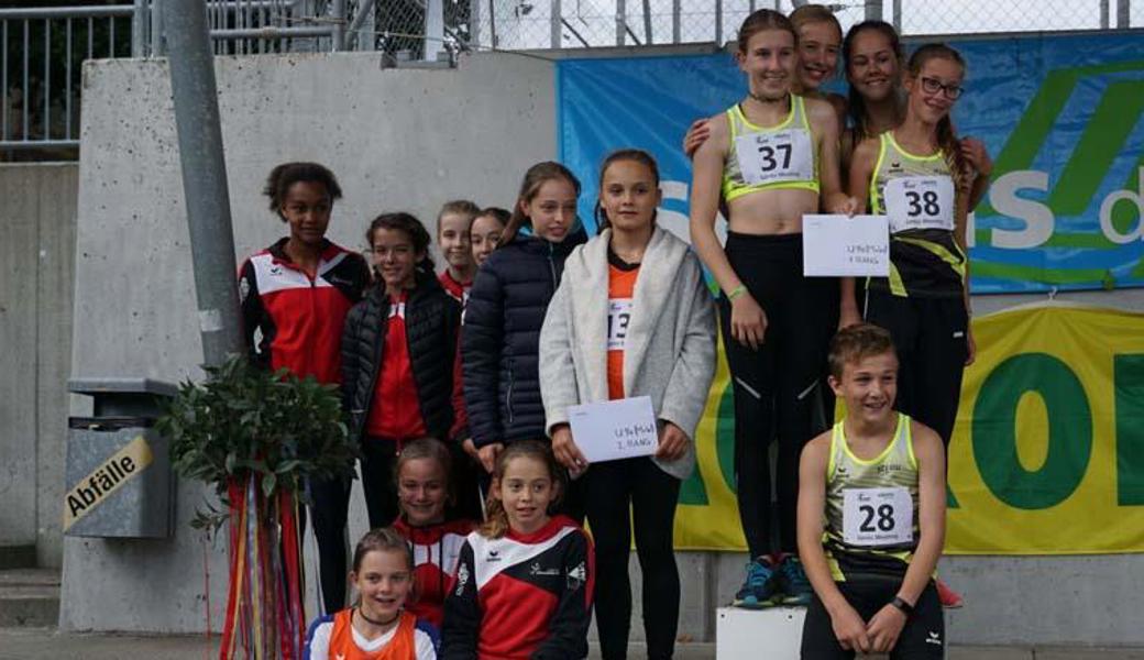 Die U14-Athleten freuen sich über zahlreiche Podestplätze. 