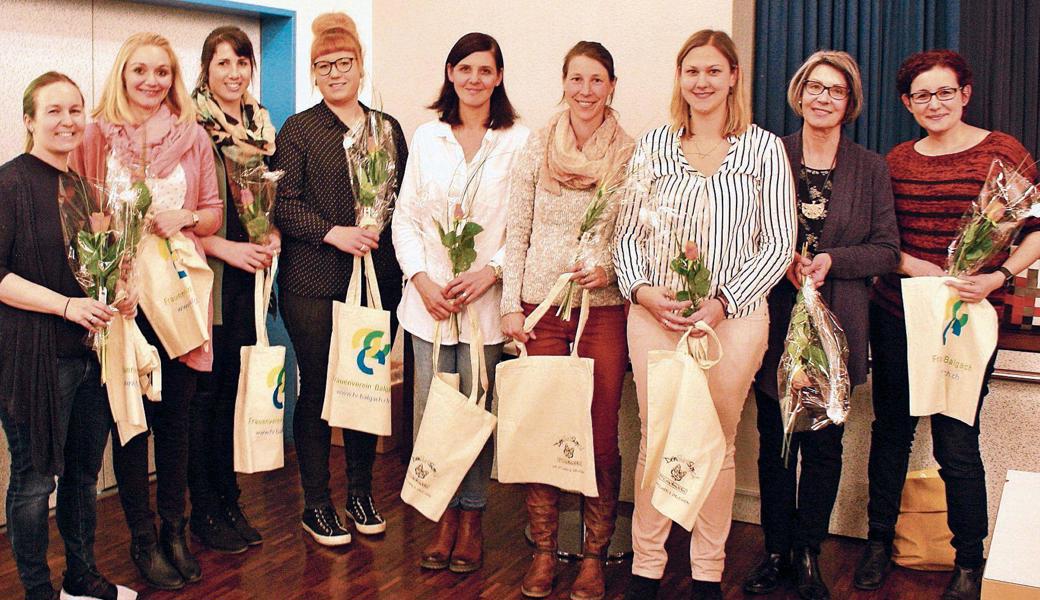 Der Frauenverein Balgach darf sich über neun Neumitglieder freuen, die mit einer Rose und der Vereinsstofftasche beschenkt wurden.