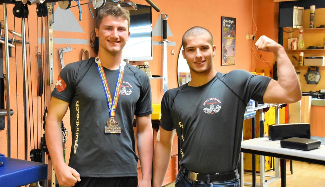 Aurel Köppel (links) und Dean Burch massen sich mit den besten Armwrestlern Europas. 