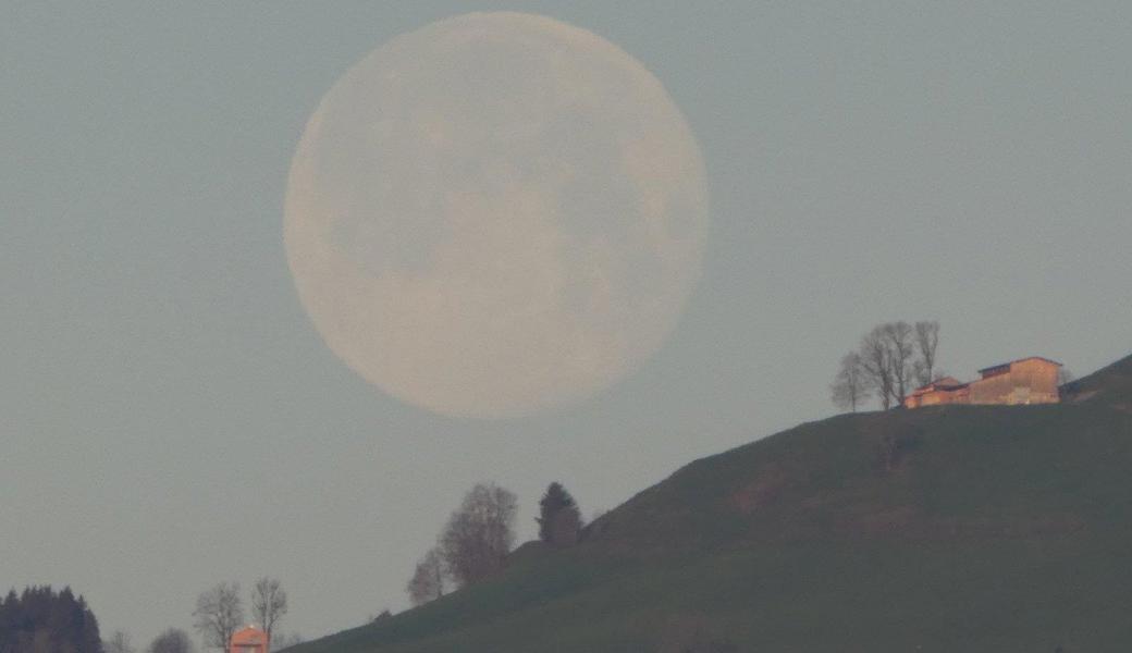 ... und Mond am Samstagmorgen gegen 6.52 Uhr in Widnau aufgenommen.