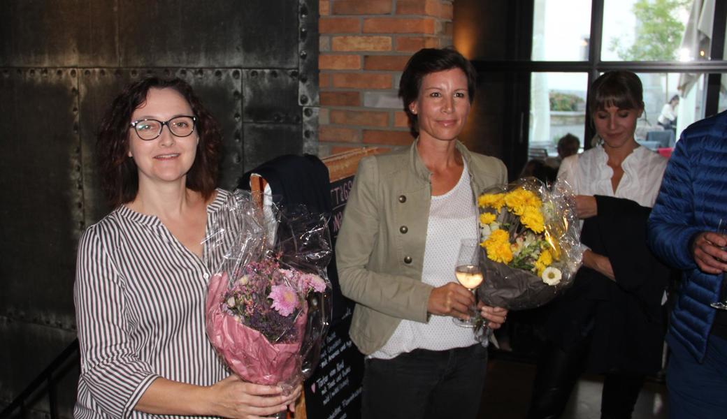 Sonja Kuster (GPK Oberstufe) und Marianne Hirscher (Schulrätin) bekamen Blumen überreicht.