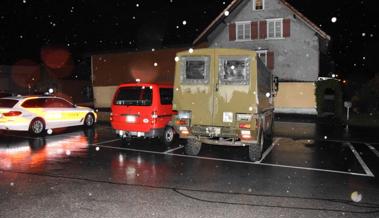 Fahrunfähig Militärfahrzeug touchiert