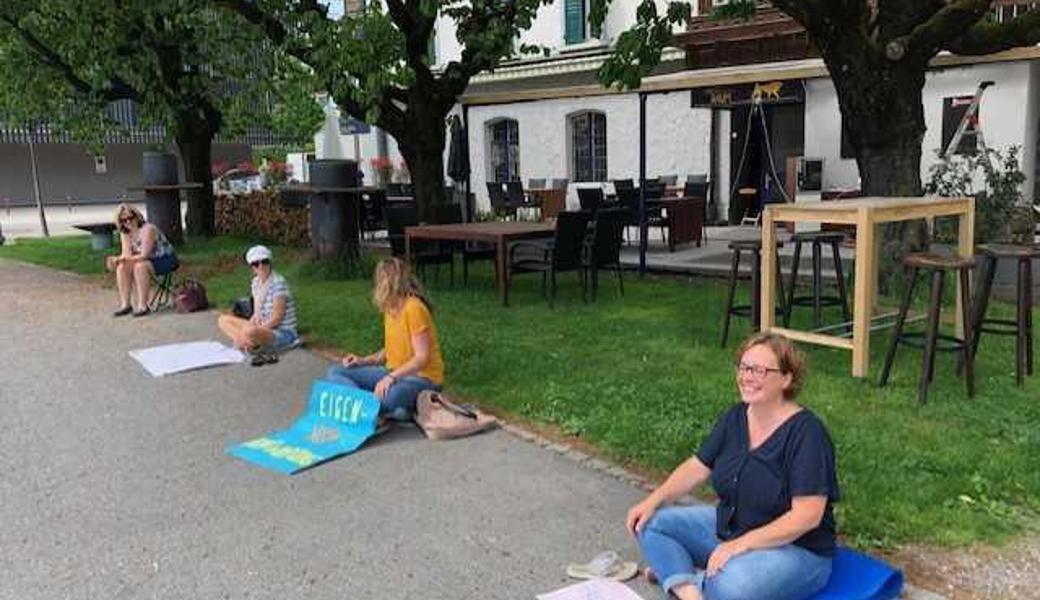 Mit dem gebotenen Abstand und friedlicher Laune demonstrierten die Frauen aus Widnau gegen die Corona-Massnahmen.