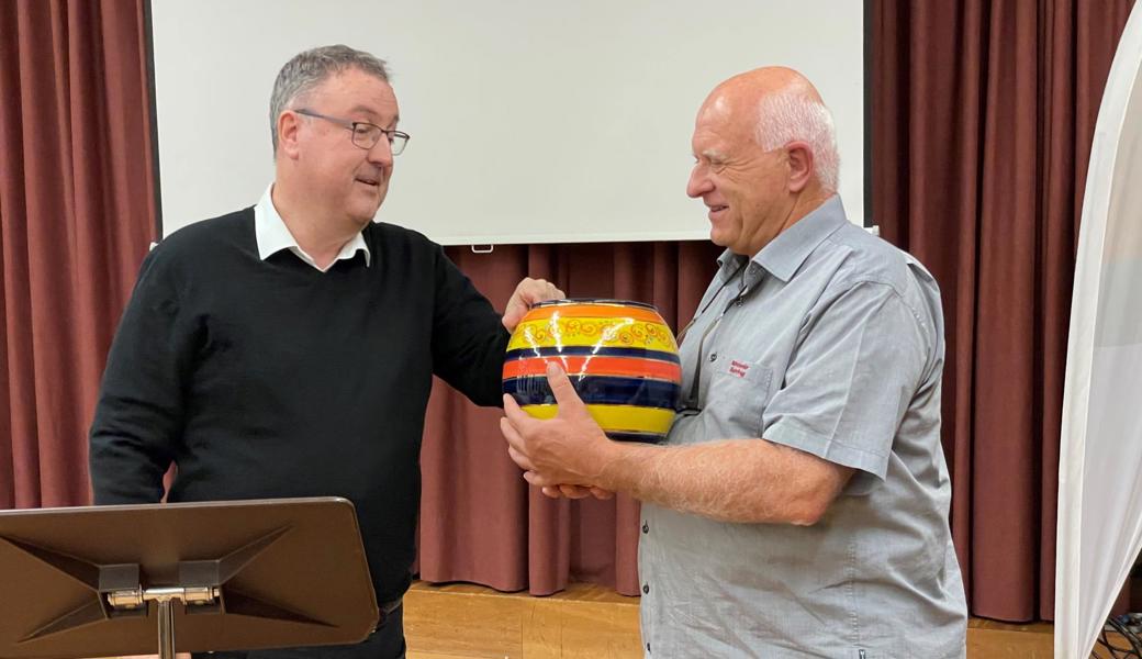 ProHeerbrugg-Präsident Markus Waser beschenkt Preisträger Norbert Keller (rechts).