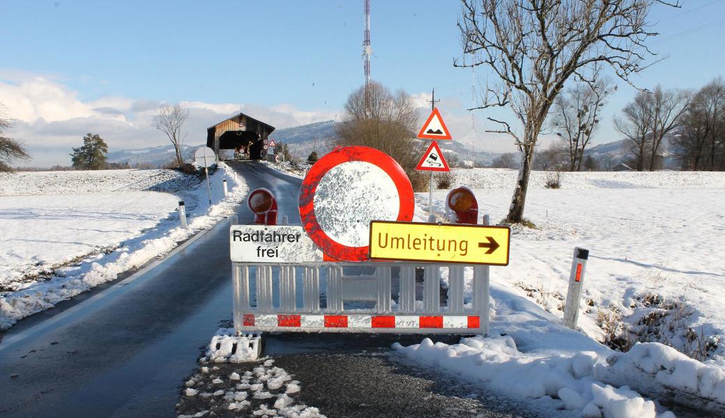 Nur noch ein «Nadelöhr» für Fussgänger und Velofahrer besteht derzeit über die desolate Senderbrücke durch das Riet. Die Errichtung einer Behelfsbrücke bis zum Frühjahr ist angedacht. 