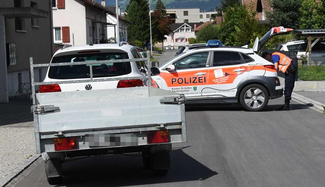 Auf der Auenstrasse geriet ein 4-Jähriger unter einen Anhänger.