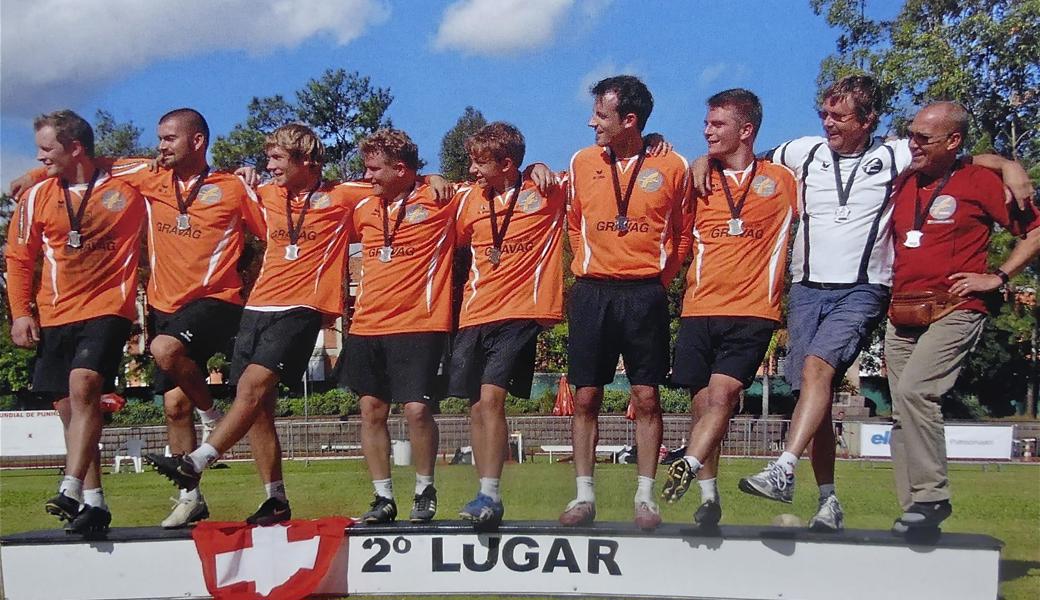 Jan Esser (2. v. r.) mit den Faustballern von FB Widnau beim Weltcup 2009 bei Sogipa Porto Allegre in Brasilien. Zuerst fand er den Sport langweilig, änderte dann aber seine Meinung und schätzt das Menschliche bei den Faustern. 