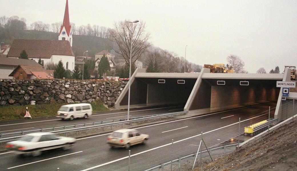 Vor dem Tunnel hat der Autolenker den Wagen auf dem Pannenstreifen stehen gelassen.