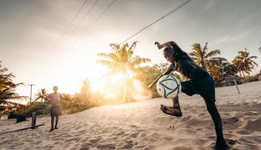 Barfuss spektakuläre Tore schiessen: Beachsoccer ist anders als Fussball