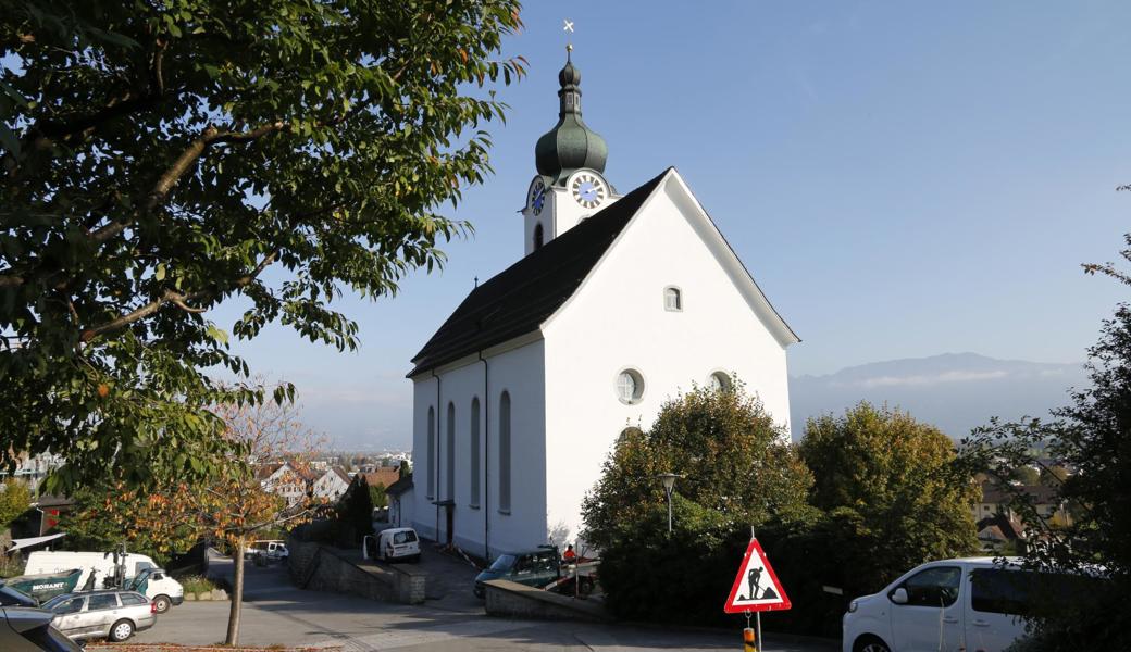 Die frisch sanierte Fassade der katholischen Kirche in Balgach strahlt in der Herbstsonne. 