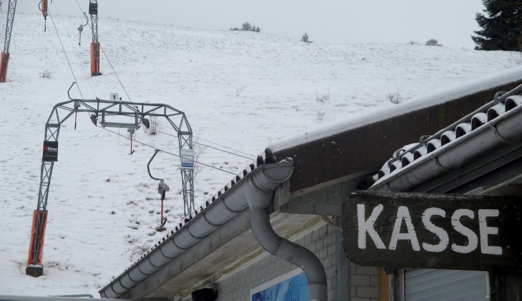 Kein Kassenklingeln bei der Talstation am Bischofsberg, wo die dünne Schneedecke den Skiliftbetrieb verunmöglicht.  