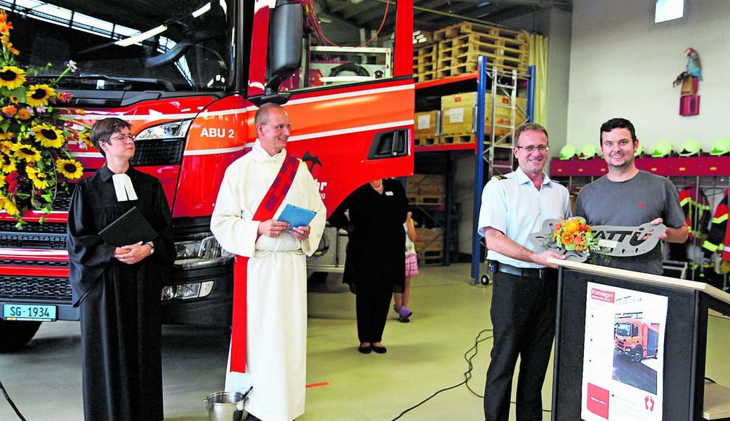 Feierliche Fahrzeugtaufe (von links): Pfarrerin Manuela Schäfer, Diakon Bernd Bürgermeister, Feuerwehrkommandant Markus Köppel und Jann Lenggenhager, Kommandant der Betriebsfeuerwehr SFS Intec.