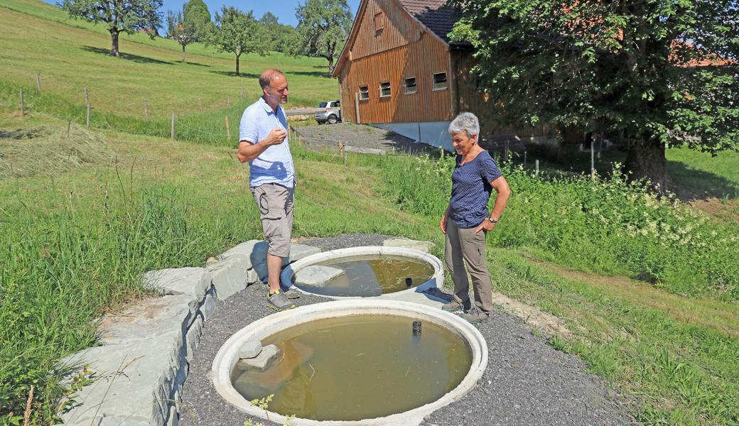 Regula Rohner und Roger Dietsche begutachten die getätigten Massnahmen auf der Fegg oberhalb Obereggs.  