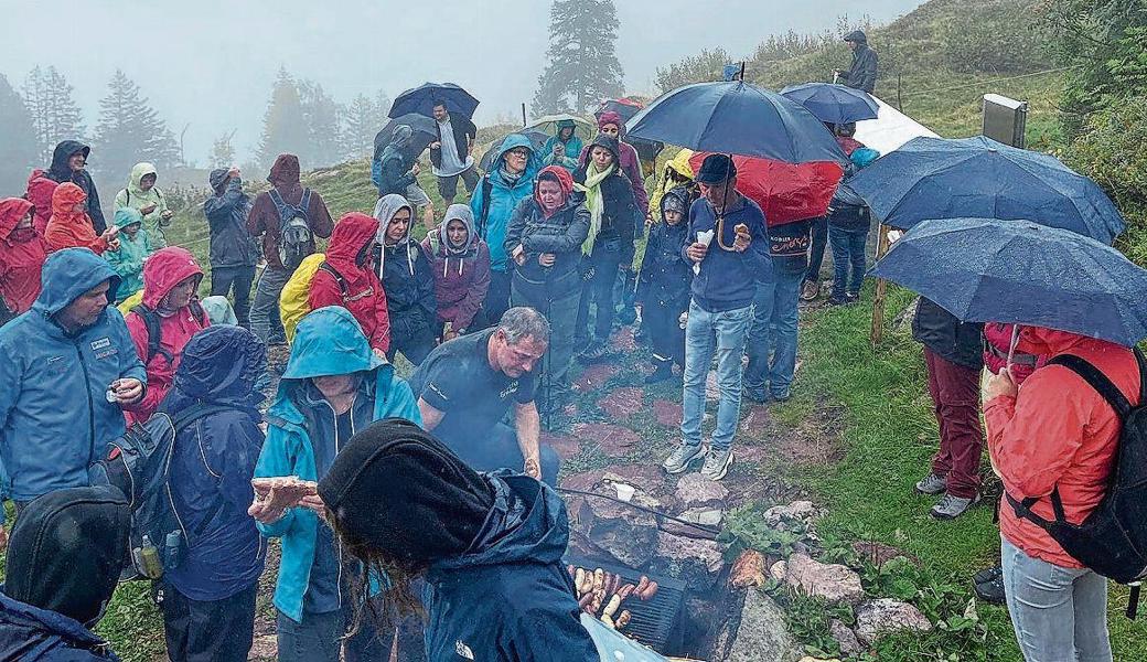 Regen und Nebel trieben die Fans wieder zurück auf die Tannenbodenalp. 