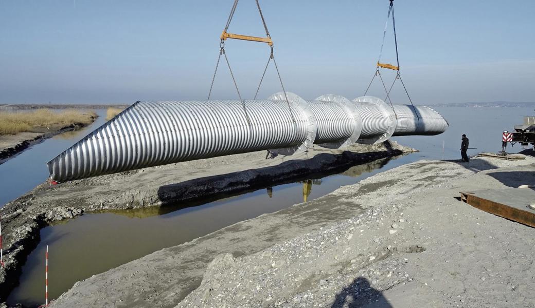 Der Fischtunnel kommt aus der Luft. Einbau des Verbindungsstücks im österreichischen Rheindelta.